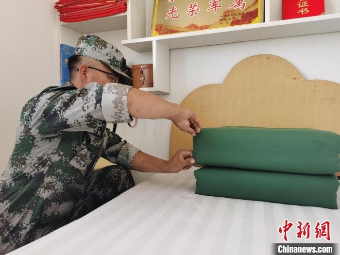 圖為謝寶民以軍人標(biāo)準(zhǔn)要求自己?！∈茉L者供圖