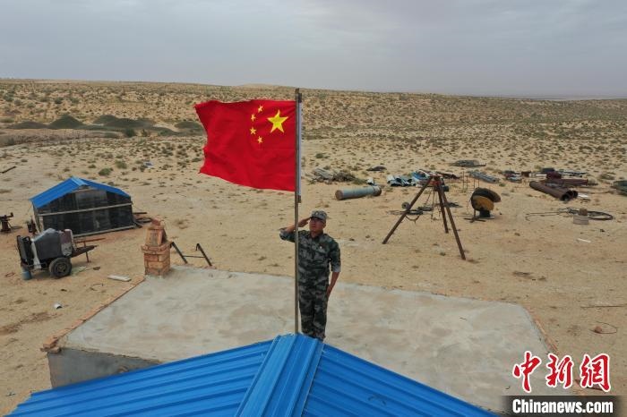 圖為每天升旗是謝寶民的必修課?！∈茉L者供圖