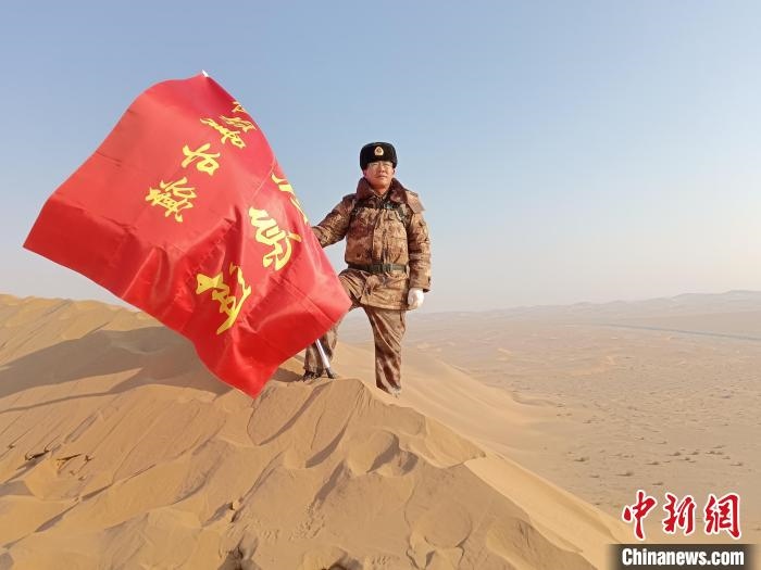 圖為在荒漠中駐守的謝寶民?！∈茉L者供圖