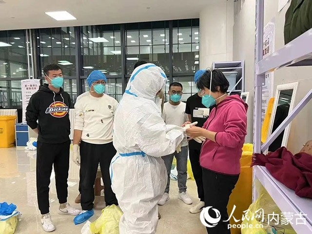 醫(yī)護人員正在方艙醫(yī)院工作。呼和浩特市第一醫(yī)院供圖