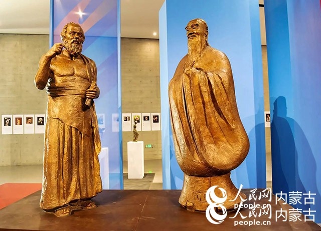 吳為山作品《神遇——孔子與蘇格拉底的對話》。實(shí)習(xí)生 楊光攝