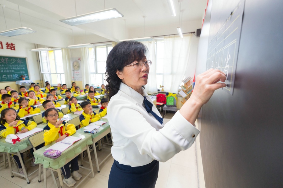 民族路小學(xué)（迎賓校區(qū)），語(yǔ)文老師燕凌云正在帶領(lǐng)同學(xué)們書(shū)寫(xiě)漢字.jpg