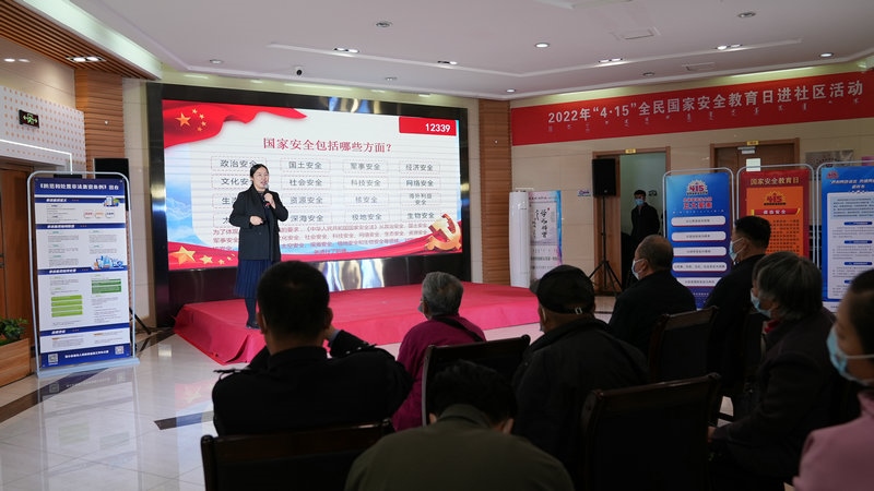 線下聯(lián)合各國家安全委員單位同步開展“國家安全進(jìn)社區(qū)”活動，現(xiàn)場通過以國家安全知識問答為主線，穿插烏蘭牧騎演出、國家安全宣講、發(fā)放國家安全法律法規(guī)讀本等形式，圍繞什么是國家安全、國家安全包含哪些內(nèi)容、如何維護(hù)國家安全等方面，為社區(qū)老百姓開展宣傳宣講，同時作為現(xiàn)場“進(jìn)社區(qū)”活動與線上直播活動連線，把現(xiàn)場熱烈氣氛帶到網(wǎng)絡(luò)，與大家共同分享。 (4)_副本.jpg