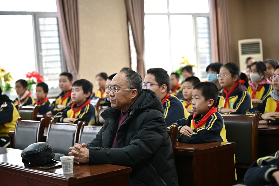 呼和浩特市關(guān)工委委員梁亞?wèn)|.JPG