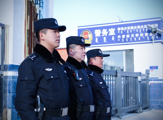 站好“護學崗”，守護“成長路”——南地公安持續(xù)開展護學行動214.png