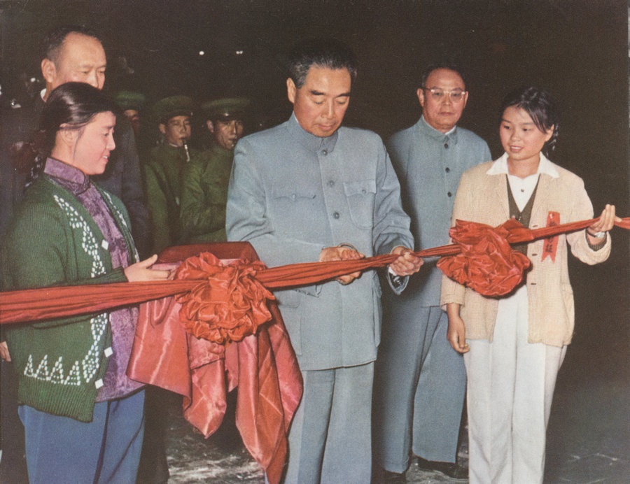 1959年10月15日，周恩來(lái)總理親自為包鋼一號(hào)高爐出鐵剪彩。.jpg