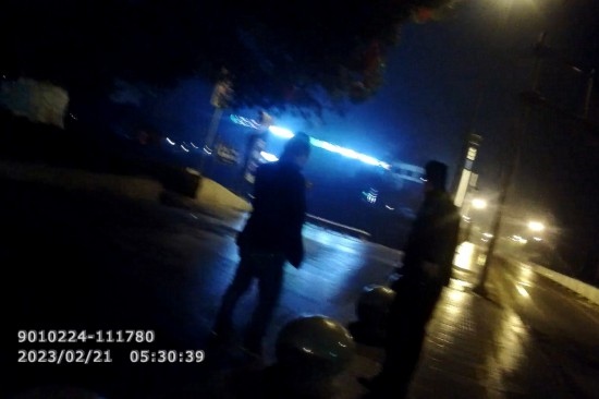 報(bào)警人唐師傅向民警講述情況 。資陽(yáng)公安供圖