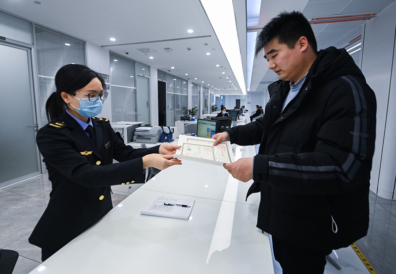2023年2月8日，浙江省湖州市吳興區(qū)，企業(yè)負責人在中小微企業(yè)一站式服務平臺領(lǐng)取營業(yè)執(zhí)照。
