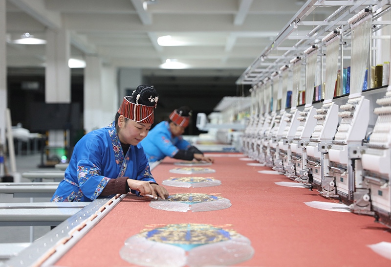 2023年2月13日，貴州省黔東南苗族侗族自治州施秉縣工業(yè)園區(qū)，工人在機繡車間作業(yè)。
