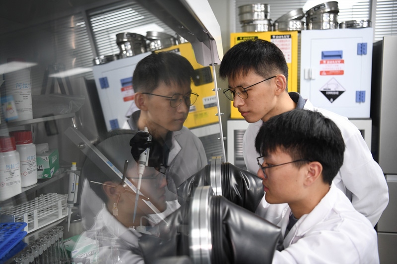 2022年10月19日，中國科學(xué)技術(shù)大學(xué)地球和空間科學(xué)學(xué)院研究員、青年教師郝記華（后）在實驗室與學(xué)生交流。