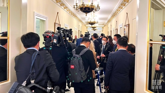  △等待進入會場的新聞記者擠滿走廊。（總臺央視記者程鋮拍攝）