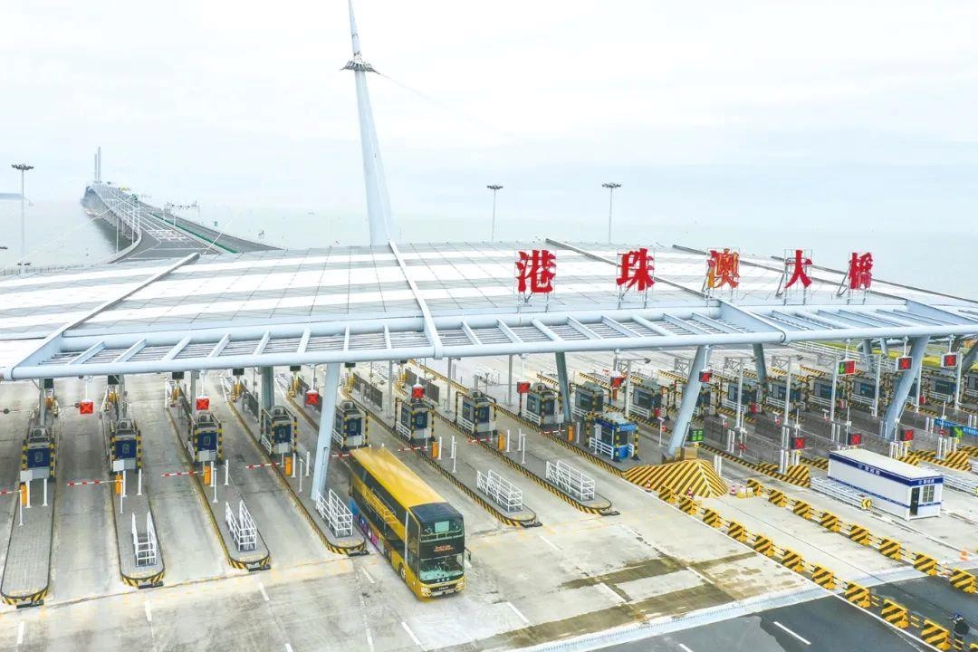 △一輛從香港開往珠海的港珠澳大橋穿梭巴士入境珠海。