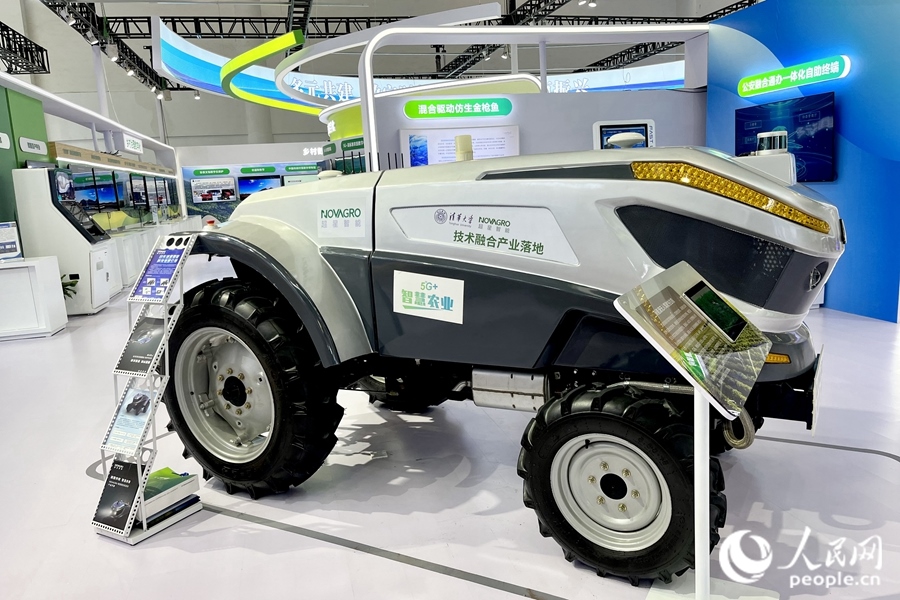 通過手機，就能指揮新能源無人駕駛拖拉機在田里作業(yè)。人民網(wǎng) 錢嘉禾攝