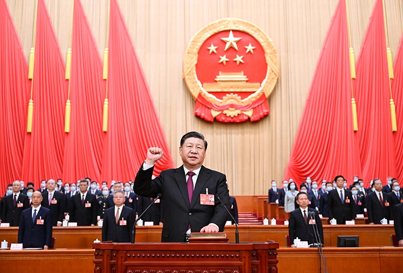 2023年3月10日，十四屆全國(guó)人大一次會(huì)議在北京人民大會(huì)堂舉行第三次全體會(huì)議。習(xí)近平全票當(dāng)選為中華人民共和國(guó)主席、中華人民共和國(guó)中央軍事委員會(huì)主席。這是習(xí)近平進(jìn)行憲法宣誓。