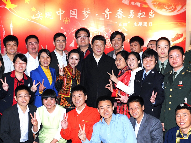 2013年5月4日，習(xí)近平總書記來(lái)到中國(guó)航天科技集團(tuán)公司中國(guó)空間技術(shù)研究院，同各界優(yōu)秀青年代表座談并發(fā)表重要講話。這是座談會(huì)前，習(xí)近平和在展廳參觀的優(yōu)秀青年代表合影。