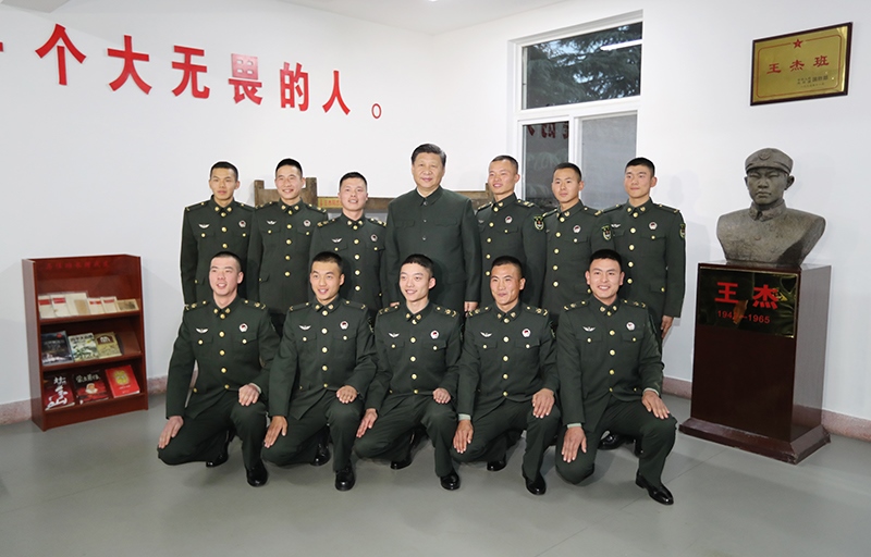 2017年12月13日，中共中央總書記、國家主席、中央軍委主席習(xí)近平到第71集團(tuán)軍視察。這是習(xí)近平同“王杰班”戰(zhàn)士合影。