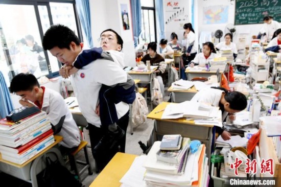 遇到鐘華強(qiáng)課堂上內(nèi)急，江西省南康中學(xué)北校區(qū)的高三學(xué)生朱金祥便會(huì)及時(shí)背著他前往衛(wèi)生間。 卓忠偉 攝