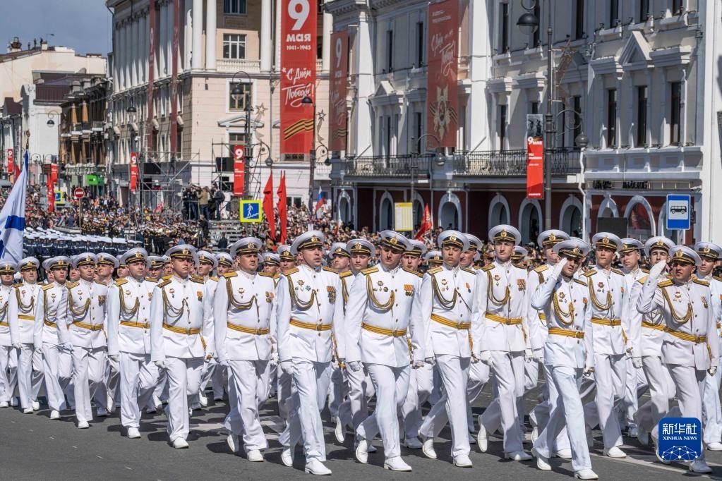 5月9日，在俄羅斯符拉迪沃斯托克市，軍人參加閱兵式。新華社發(fā)（郭飛洲攝）