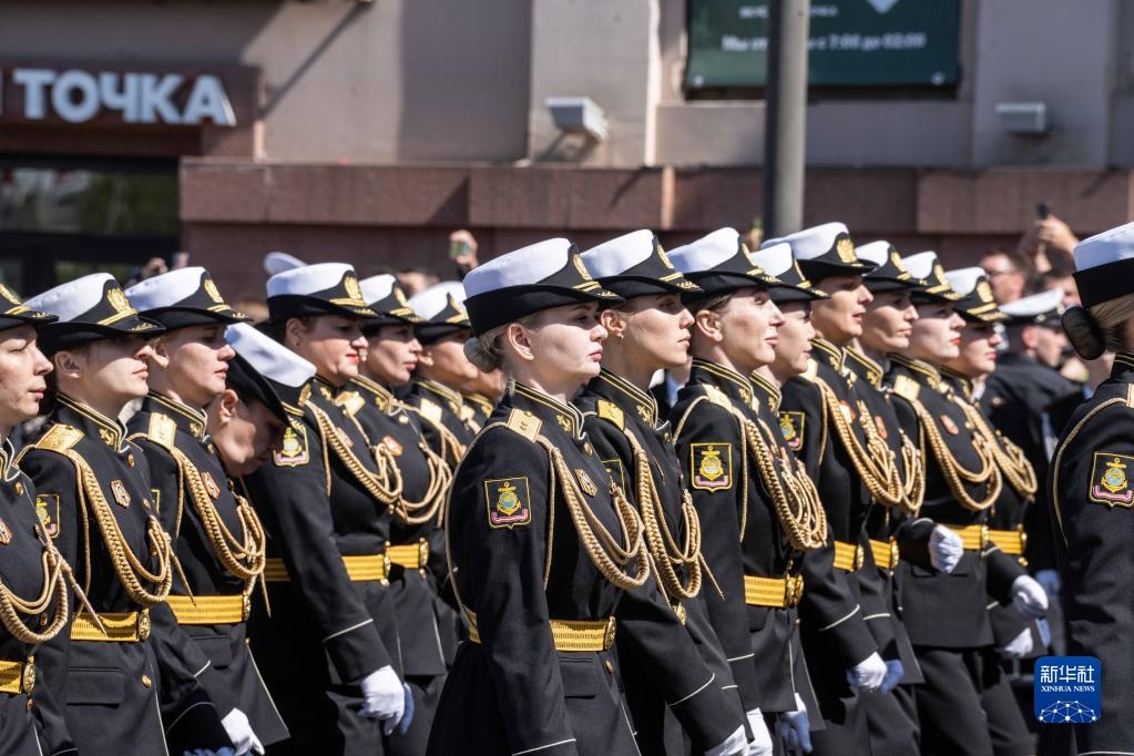 5月9日，在俄羅斯符拉迪沃斯托克市，軍人參加閱兵式。新華社發(fā)（郭飛洲攝）