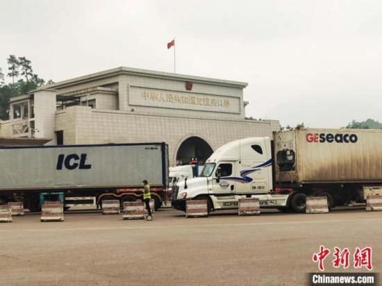 近日，位于中越邊境廣西憑祥市的友誼關(guān)口岸車(chē)水馬龍，裝載著東盟水果的跨境車(chē)輛來(lái)往不斷。黃艷梅 攝