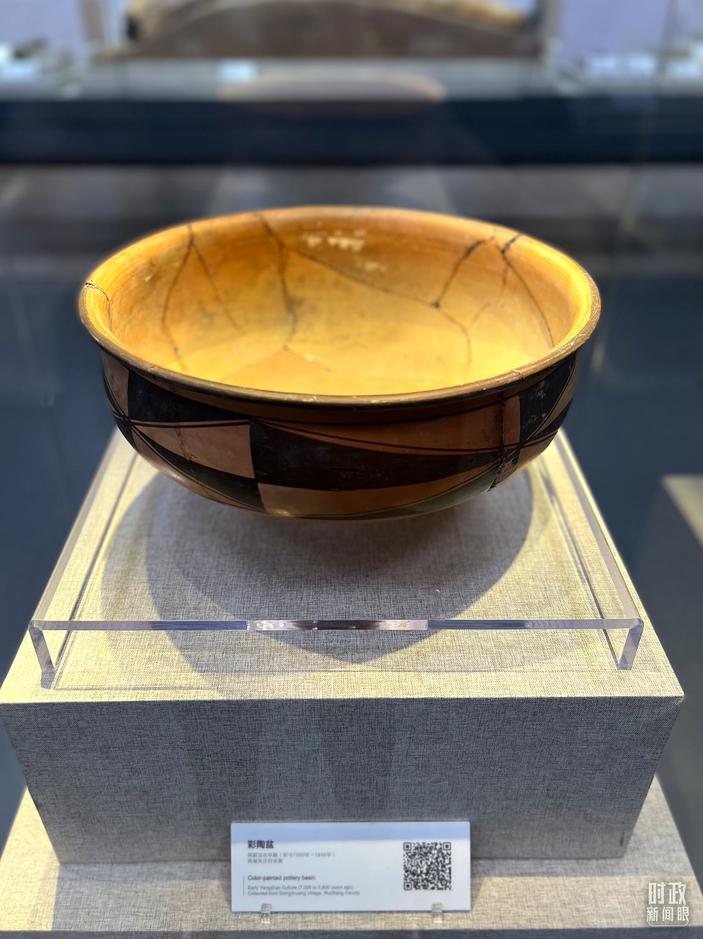 △運(yùn)城博物館內(nèi)展出的仰韶文化早期的彩陶盆。（總臺(tái)央視記者邢彬拍攝）