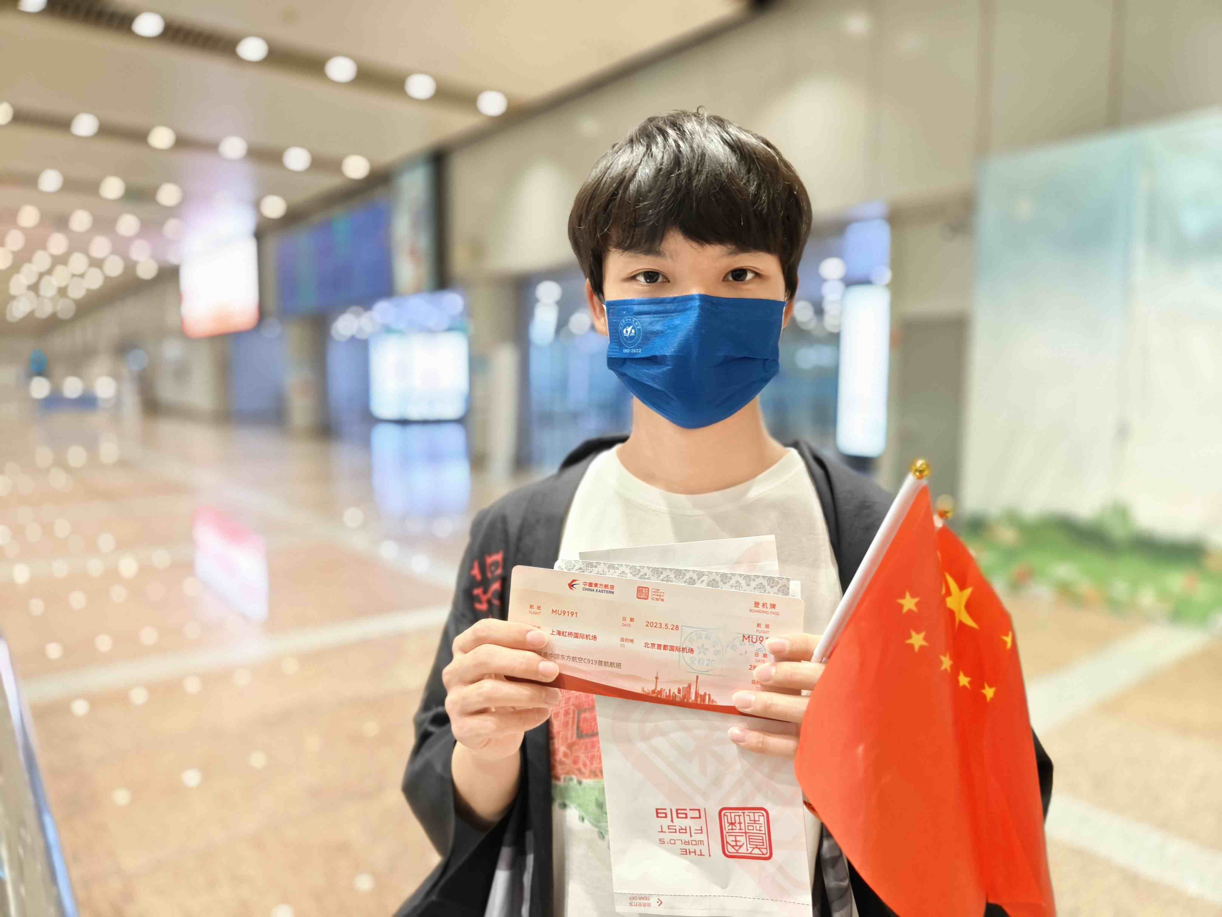 張可立向記者展示有著紀(jì)念意義的登機(jī)牌。人民網(wǎng)記者 夏曉倫攝
