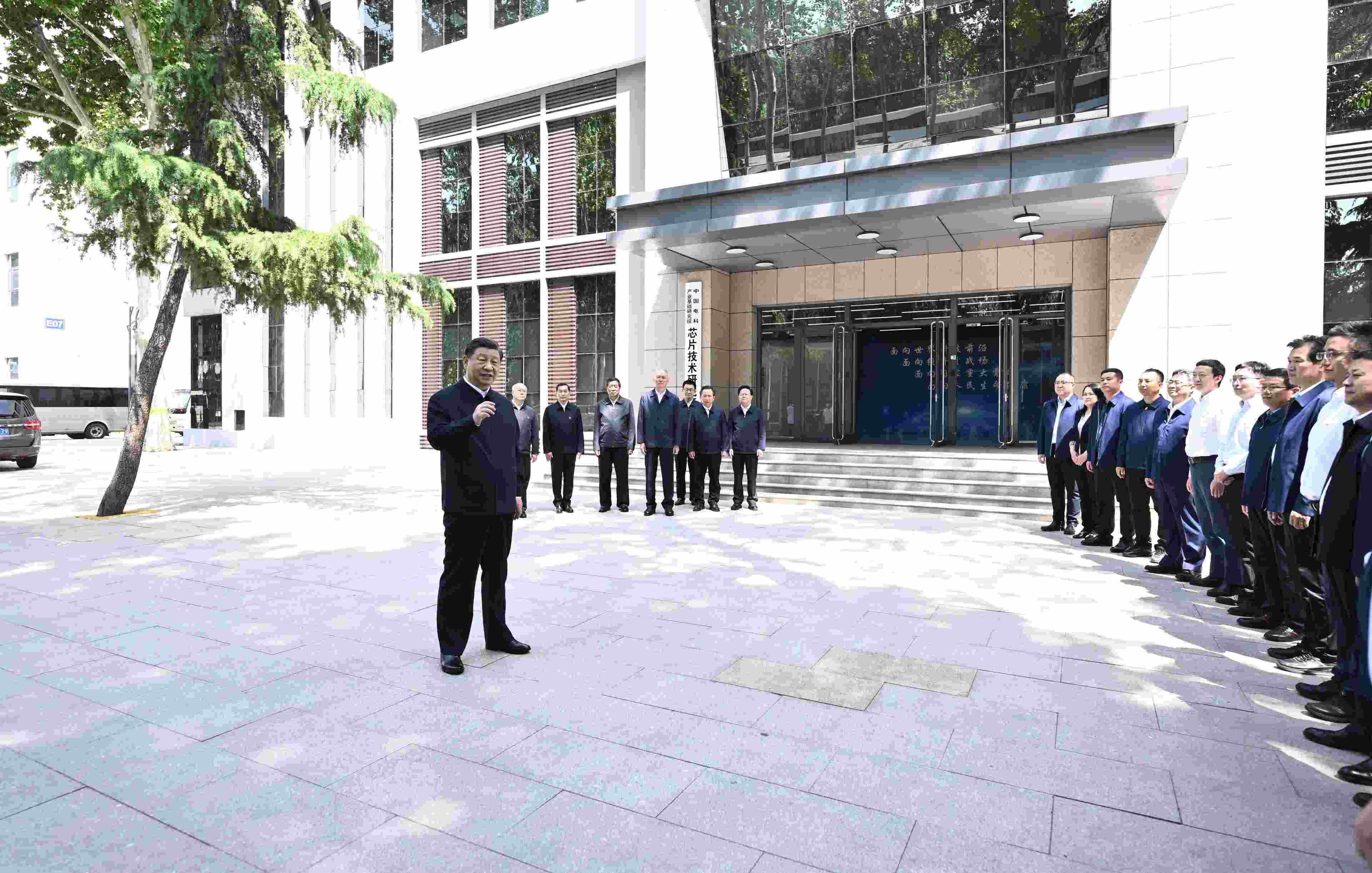 △2023年5月12日，習(xí)近平總書記在中國電科產(chǎn)業(yè)基礎(chǔ)研究院同科技工作者交流。