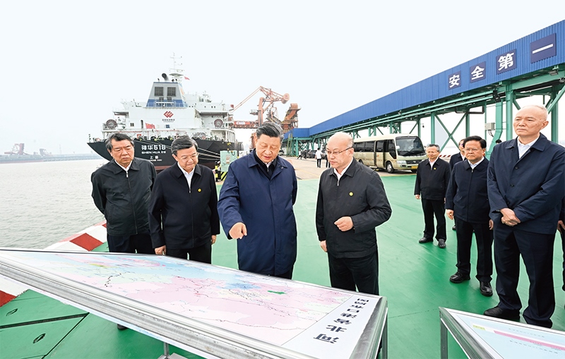 2023年5月11日至12日，中共中央總書記、國家主席、中央軍委主席習(xí)近平在河北考察，并主持召開深入推進(jìn)京津冀協(xié)同發(fā)展座談會。這是11日下午，習(xí)近平在滄州市黃驊港煤炭港區(qū)碼頭考察。 新華社記者 李學(xué)仁/攝