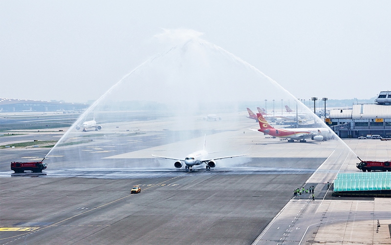 2023年5月28日，國產(chǎn)大型客機C919圓滿完成首次商業(yè)飛行，開啟市場化運營、產(chǎn)業(yè)化發(fā)展新征程。圖為北京首都國際機場以水門禮迎接C919首個商業(yè)航班東航MU9191。 新華社發(fā) 魏萌/攝