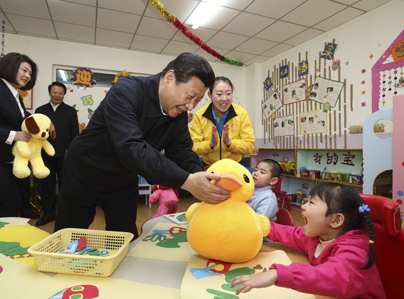 2014年1月28日，習(xí)近平總書記來到內(nèi)蒙古自治區(qū)呼和浩特市兒童福利院看望孩子們并贈送新春禮物。
