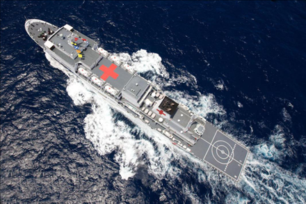 航行在大洋上的中國海軍“和平方舟”號醫(yī)院船。新華社記者 琚振華 攝