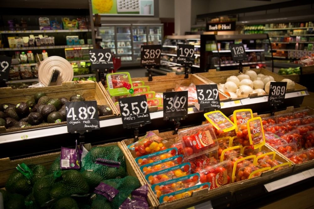 這是2月14日在美國紐約市布魯克林一家食品雜貨店拍攝的商品價簽。新華社發(fā)（郭克攝）