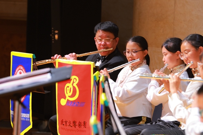 “樂(lè)動(dòng)金帆 ‘藝’起交響”為主題的專場(chǎng)音樂(lè)會(huì)現(xiàn)場(chǎng)。主辦方供圖