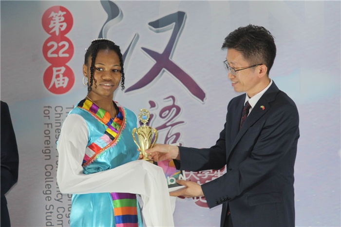 黃瑞參贊為獲獎(jiǎng)選手頒發(fā)二等獎(jiǎng)。圭亞那大學(xué)孔子學(xué)院供圖
