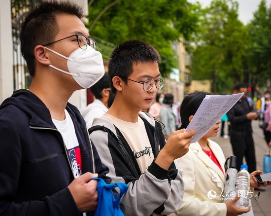 6月7日，在昆明市第五中學(xué)考場外，考生正利用最后時間復(fù)習(xí)備考。人民網(wǎng) 曾智慧攝