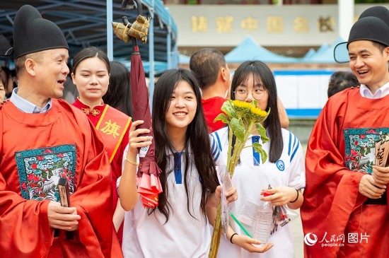 6月7日上午，在南寧市天桃實驗學(xué)校翠竹校區(qū)，老師們在為考生們加油鼓勁！人民網(wǎng)記者 嚴(yán)立政攝
