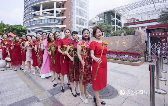 6月7日一早，廈門雙十中學(xué)考生家長們身穿旗袍，手拿向日葵在考場外為孩子加油打氣，寓意“旗開得勝，一舉奪魁”。人民網(wǎng)記者 陳博攝