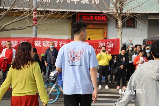 6月7日早8點，甘肅省蘭州市外國語高級中學(xué)考點，考生按規(guī)定進(jìn)入考場。人民網(wǎng)記者 黃帆攝