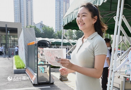 6月7日高考第一天，早上8點，一名考生充滿自信地步入鄭州市十一中考點。人民網(wǎng)記者 王玉興攝