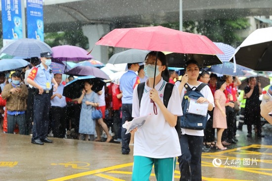 6月7日，海南華僑中學(xué)（高中部）考點，學(xué)子冒雨奔赴考場。人民網(wǎng)記者 孟凡盛攝