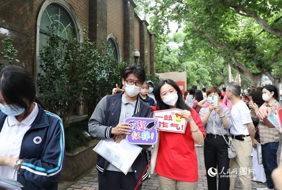 6月7日一大早，上海向明中學(xué)考場外，來自上海市盧灣高級中學(xué)的考生正在依次進(jìn)場。人民網(wǎng)記者 龔莎攝