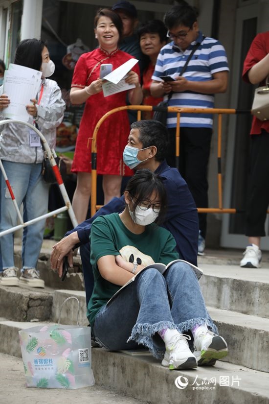 6月7日，沈陽市第一中學(xué)，學(xué)子靠在父親身邊做最后的沖刺。人民網(wǎng) 周頌雪攝
