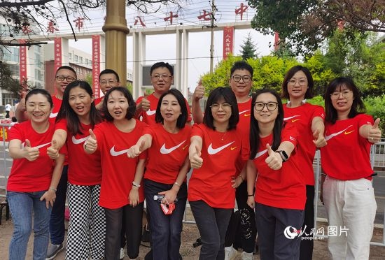 6月7日一早，陽光明媚，天氣涼爽，在長春市第八十七中學(xué)，考生們正陸續(xù)進(jìn)入考場。親友團(tuán)為參加高考的學(xué)子們加油鼓勁。人民網(wǎng)記者 王帝元攝