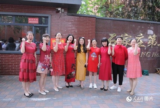 6月7日，在石家莊第二十七中學(xué)考點，家長身著旗袍，為高考的孩子們加油助威！紅紅火火、旗開得勝！人民網(wǎng)記者 周博攝