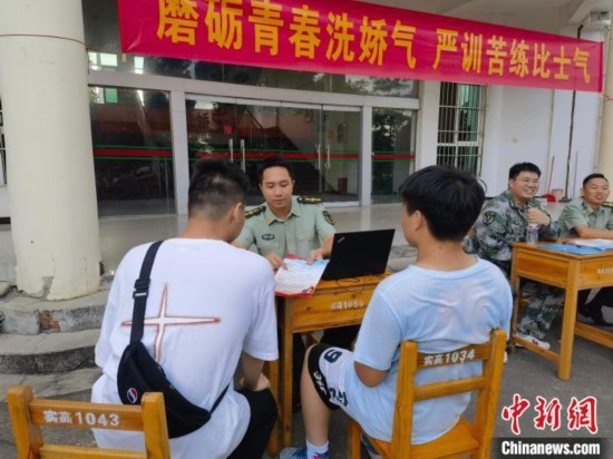 專(zhuān)武干部在講解相關(guān)政策。韋碩 攝
