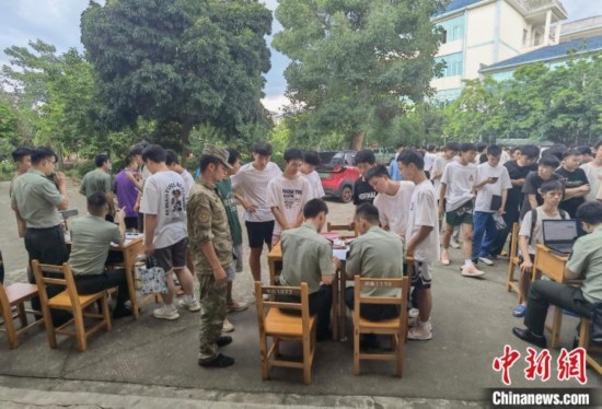 專(zhuān)武干部在發(fā)放兵役登記證。韋碩 攝