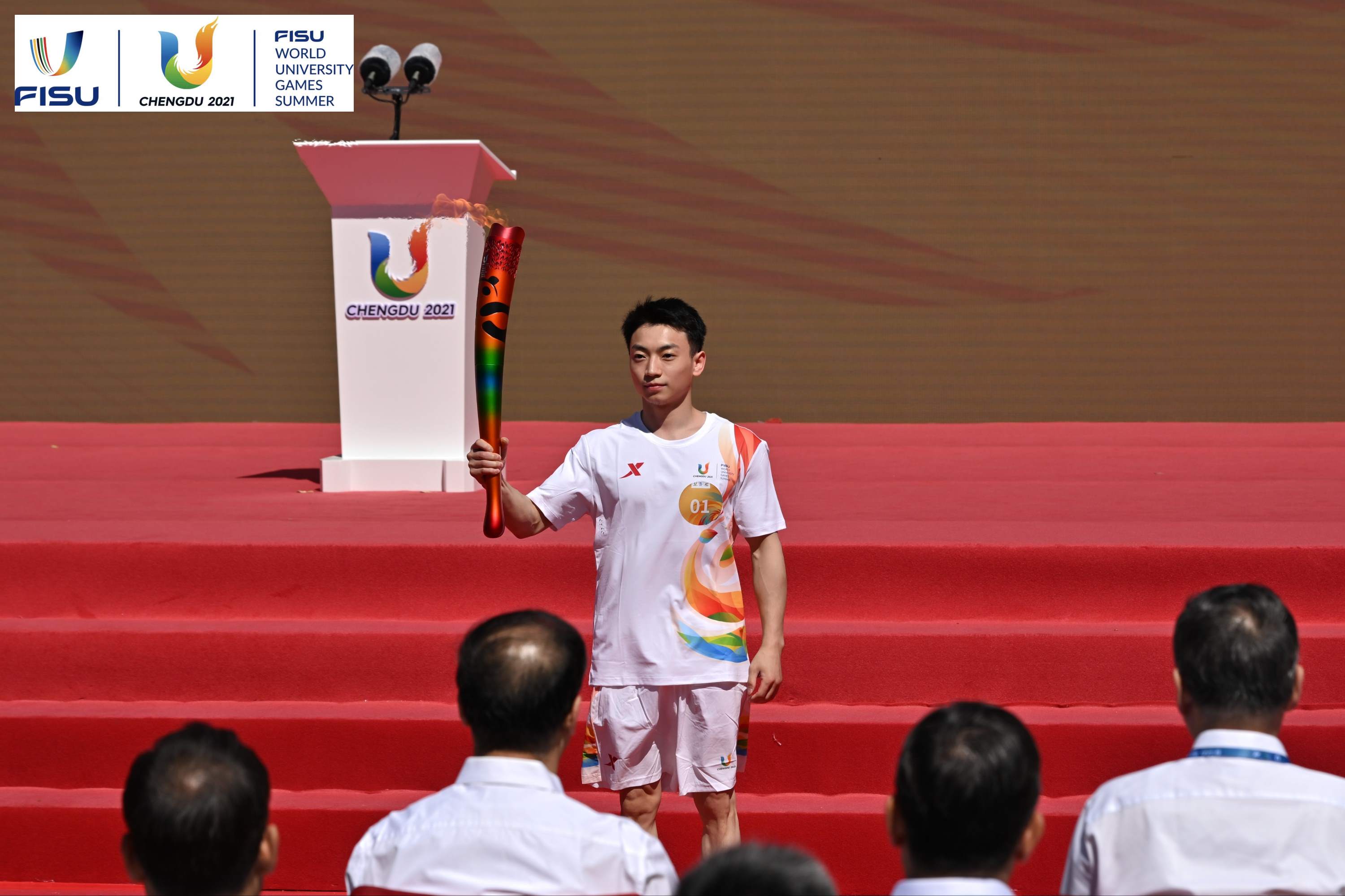 成都大運(yùn)會(huì)火炬手、奧運(yùn)冠軍鄒敬園高舉火炬。 圖片來源：成都大運(yùn)會(huì)執(zhí)委會(huì)供圖