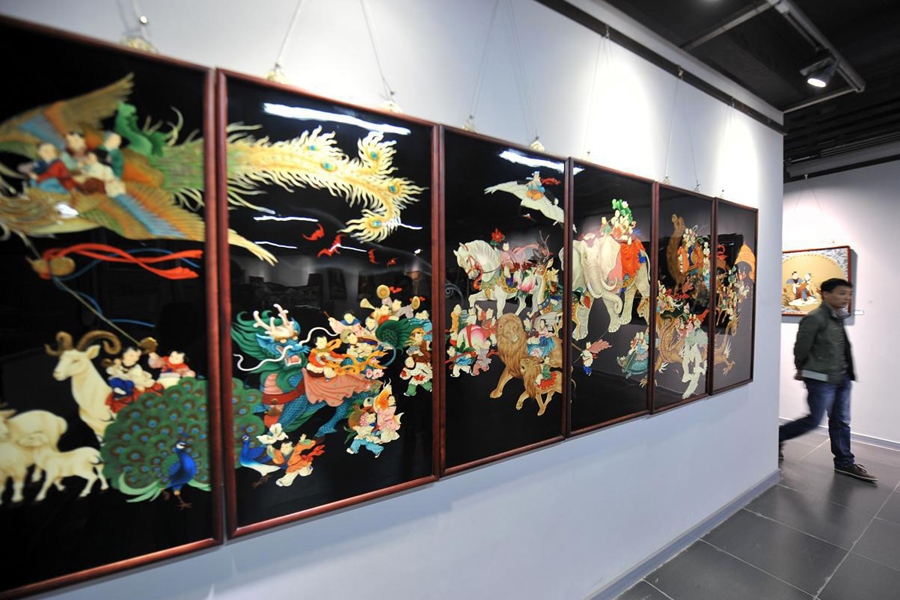 參觀者在唐都漆藝博物館參觀展出的漆器。新華社記者 詹彥 攝
