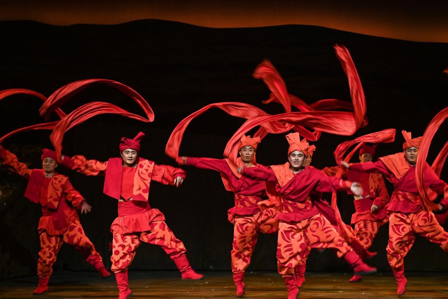 在首屆中國(guó)非物質(zhì)文化遺產(chǎn)保護(hù)年會(huì)展演活動(dòng)上拍攝的陜北秧歌劇《米脂婆姨綏德漢》演出現(xiàn)場(chǎng)。新華社記者 鄒競(jìng)一 攝