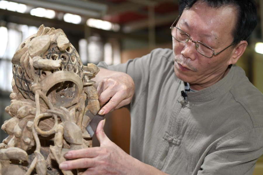 國(guó)家級(jí)非遺項(xiàng)目潮州木雕省級(jí)傳承人金子松在雕刻中。新華社記者 盧漢欣 攝